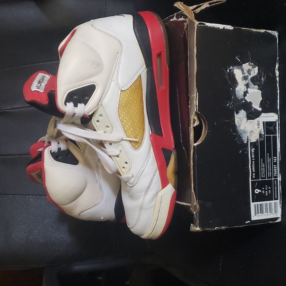AirJordan 5 Retro "Fire Red" 2006 - Picture 5 of 14